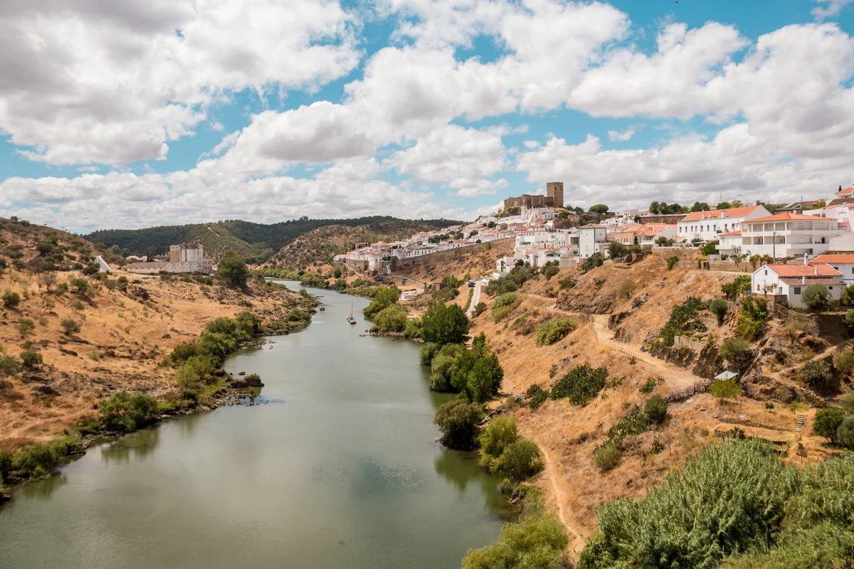 Mértola na margem do Guadiana