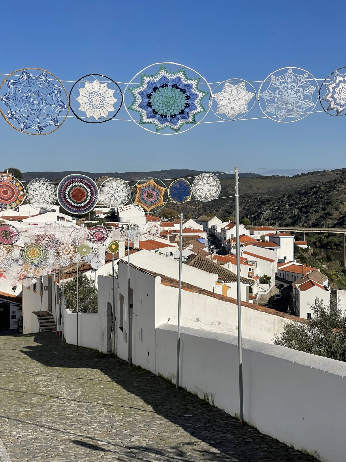 Rua e casario de Mértola com decoração